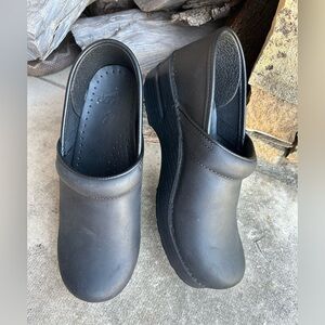 Dansko professional slip on black clog shoes for long shift hours Sz-38(7.5-8) L